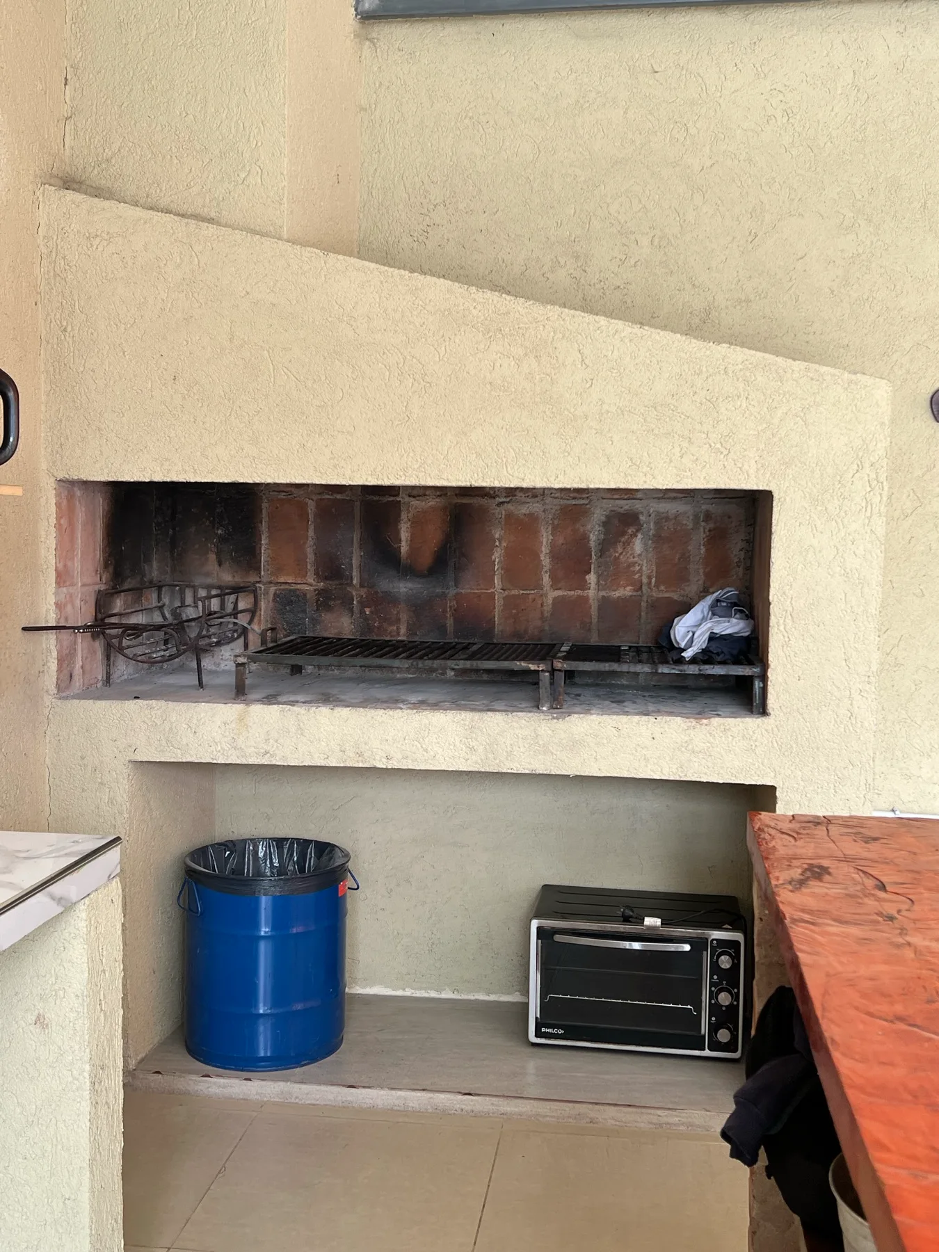 Asador con parrilla y horno eléctrico debajo