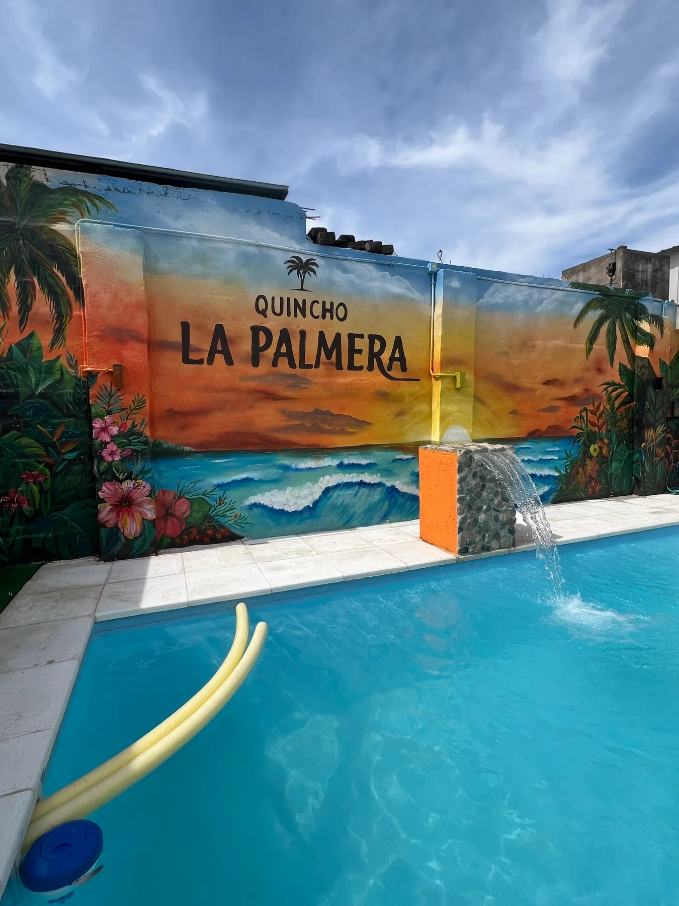 Pileta con cascada junto al mural de La Palmera