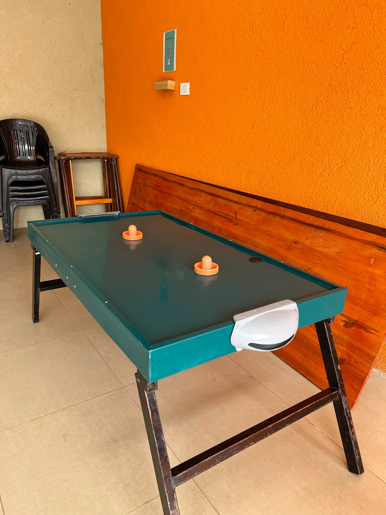 Mesa de tejo junto a las bancas del salón